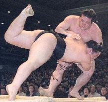 Sekiwake Asashoryu beats ozeki Tochiazuma